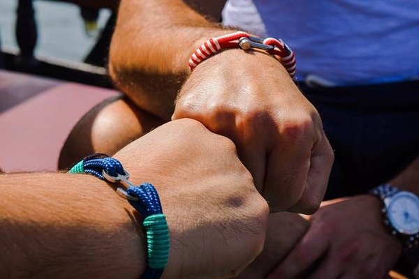Bracelets pour homme : styles, matériaux et accessoirisation
