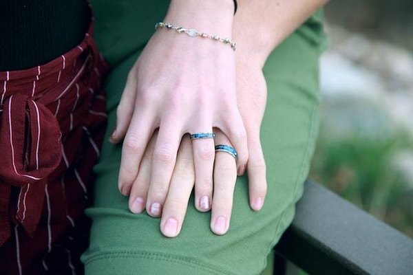 Les bijoux pour les amis : des cadeaux qui célèbrent l'amitié et la camaraderie